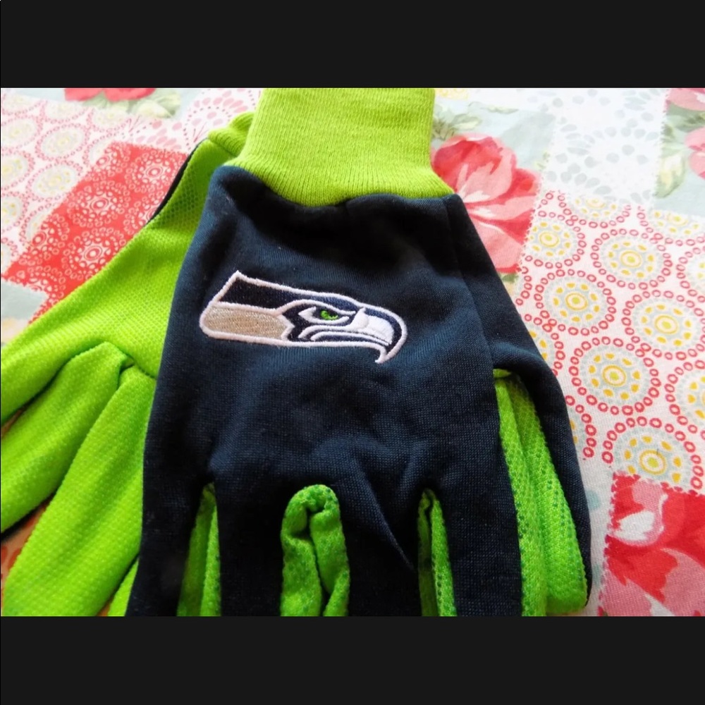 NEW Licensed Football Green & Blue Seattle Seahawks Gripped Utility Gloves GIFT